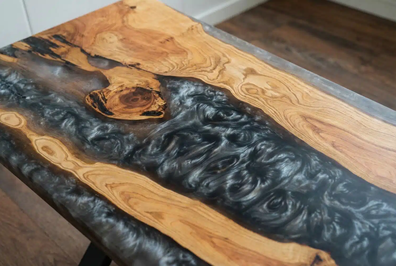 detail van epoxy tafel