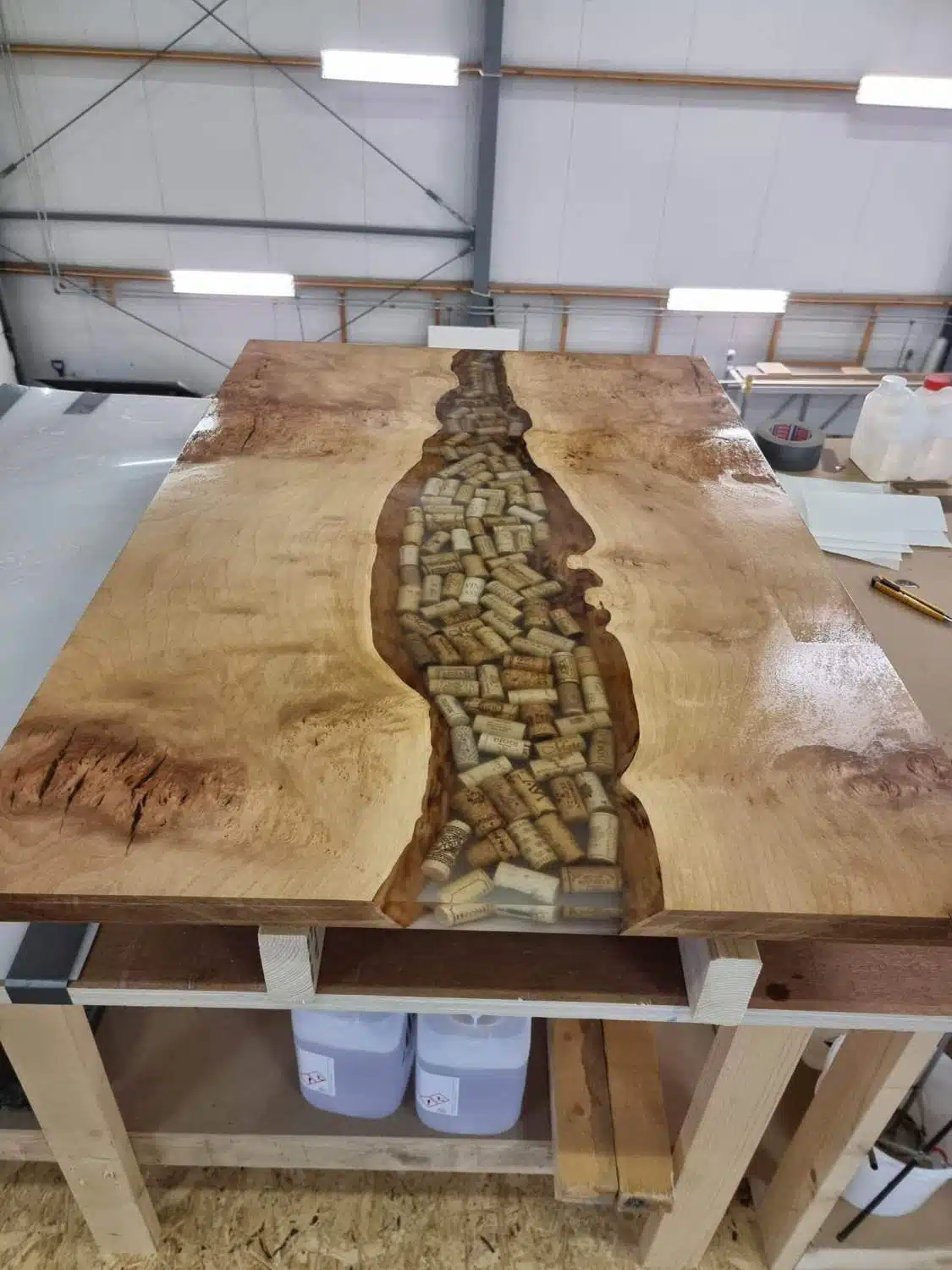 Maatwerk vergadertafel van hout met epoxy en kurk